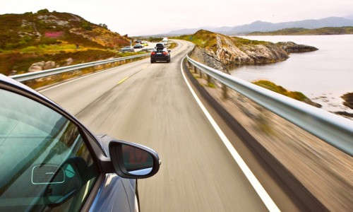 auto che guida velocemente sulla costa