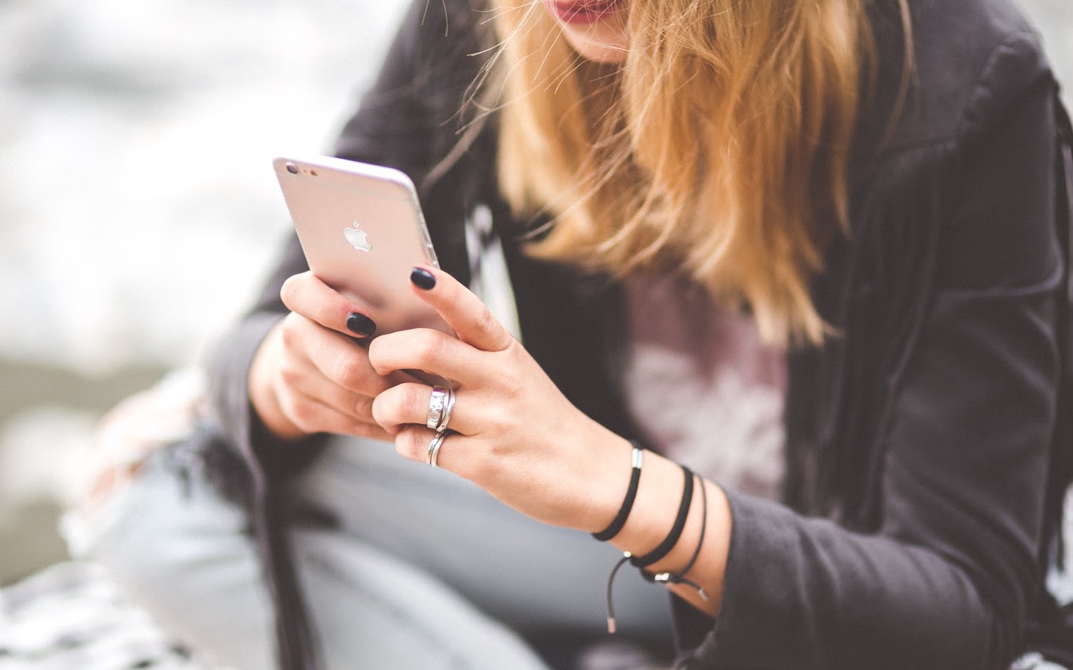 la niña llama al teléfono