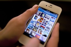 Hogyan lehet megjegyezni egy személyt az Instagram -on, ha a fényképet közzéteszik