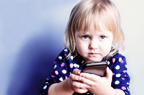 Ребенок со смартфоном