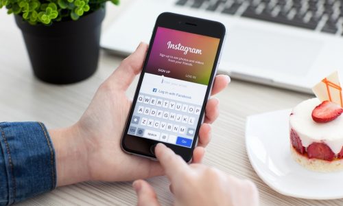 Alushta Rusia - 28 octombrie 2014: o femeie care deține un iPhone 6 spațiu gri cu Social Networking Serviciul Instagram pe ecran. iPhone 6 a fost creat și dezvoltat de Apple Inc.