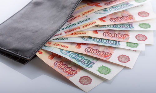 Ruski bankovci ruble v denarnici črnega usnja