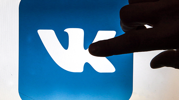 Saint-Pétersbourg, Russie - 21 novembre 2016: Une main touchant ou pointant le logo du réseau social VK (Vkontakte) sur un écran d'ordinateur. Sergei Konkov / Tass € €. -Angt-metersburg. est la réduction du réseau social –Ergea onkov / 