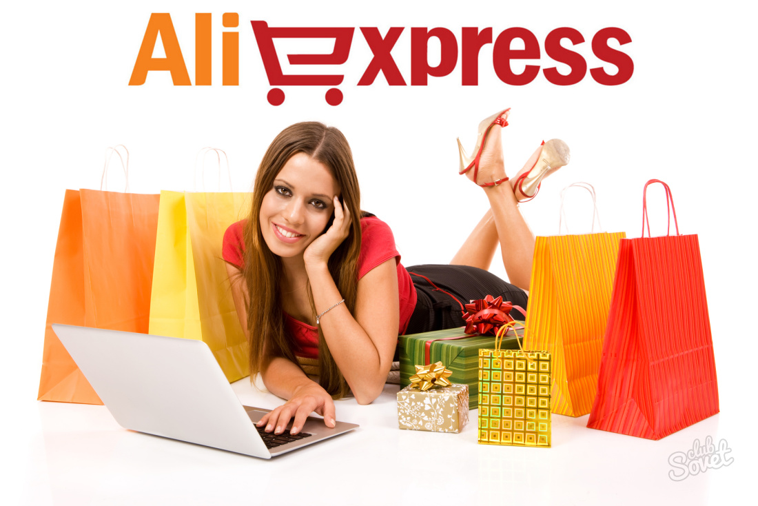 Belle jeune femme shopping sur Internet.