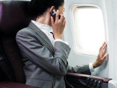 По каким причинам не стоит использовать телефон в самолете?