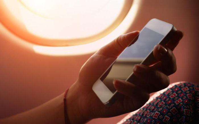 По каким причинам не стоит использовать телефон в самолете?