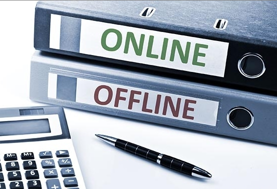 Qual é a diferença entre offline e online online?